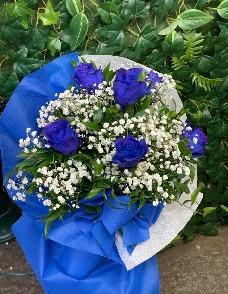 Bouquet rotondo con 7 rose blu