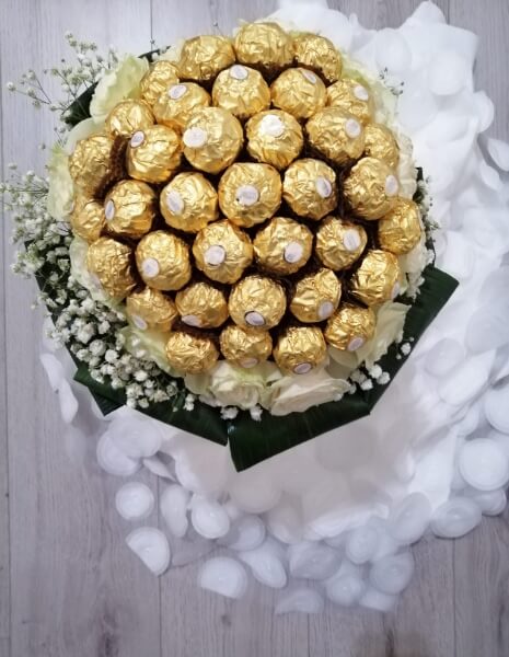 Bouquet Rocher con rose bianche + vaso in vetro