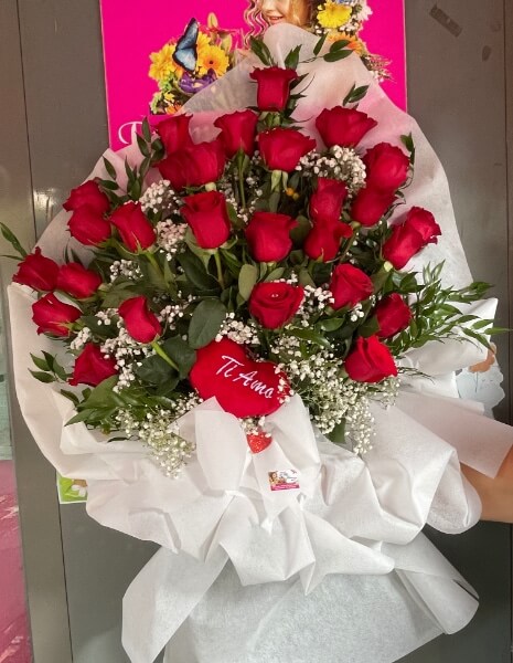 Mazzo 27 Rose Rosse e Cuore TI AMO