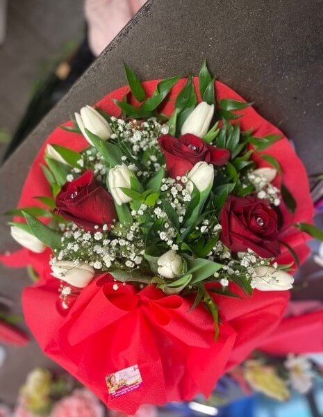 Bouquet con Rose Rosse e Tulipani Bianchi