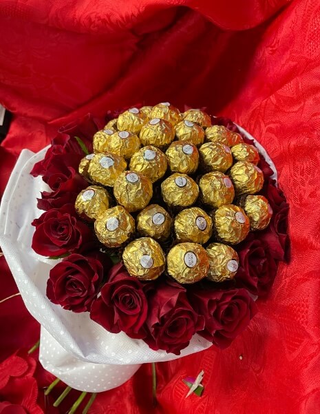 Bouquet Rose Rosse e Ferrero Rocher e vaso di vetro