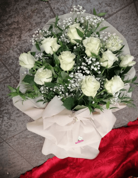 Mazzo  11 Roselline Bianche Corte