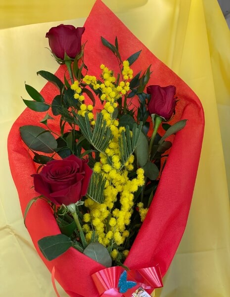 3 Rose Rosse con Mimosa