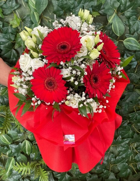 Bouquet con Gerbere Rosse e Lisianthus Bianco